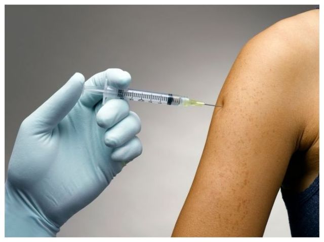 Γιάννης Οικονόμου-τρίτη δόση του εμβολίου 