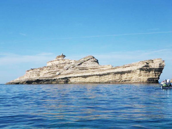 perierga.gr - Bράχος στη θάλασσα μοιάζει με πλοίο!