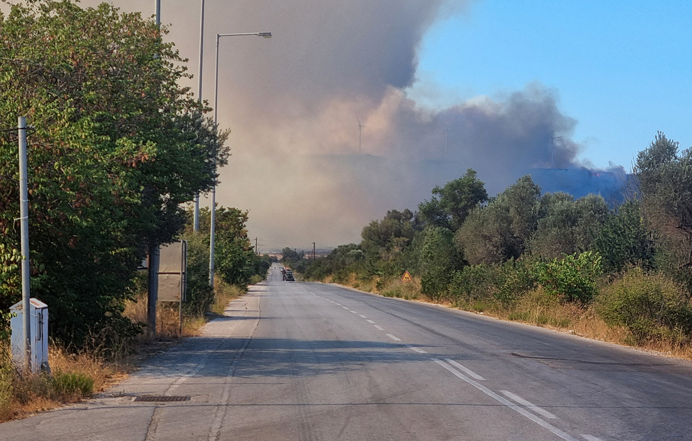 Φωτιά ξέσπασε στην κοινότητα Γκραίκα της Αιγιάλειας με σοβαρούς κινδύνους για κατοικίες