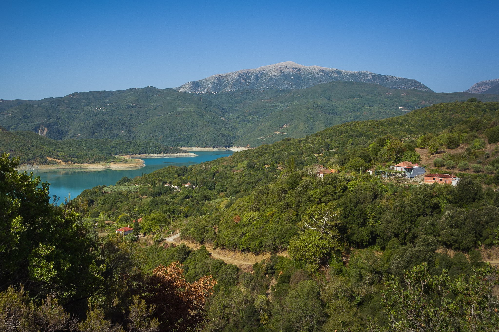 Η αποκάλυψη του ξεχασμένου οικισμού Φάγκος λόγω της πτώσης της στάθμης της λίμνης Πουρναρίου