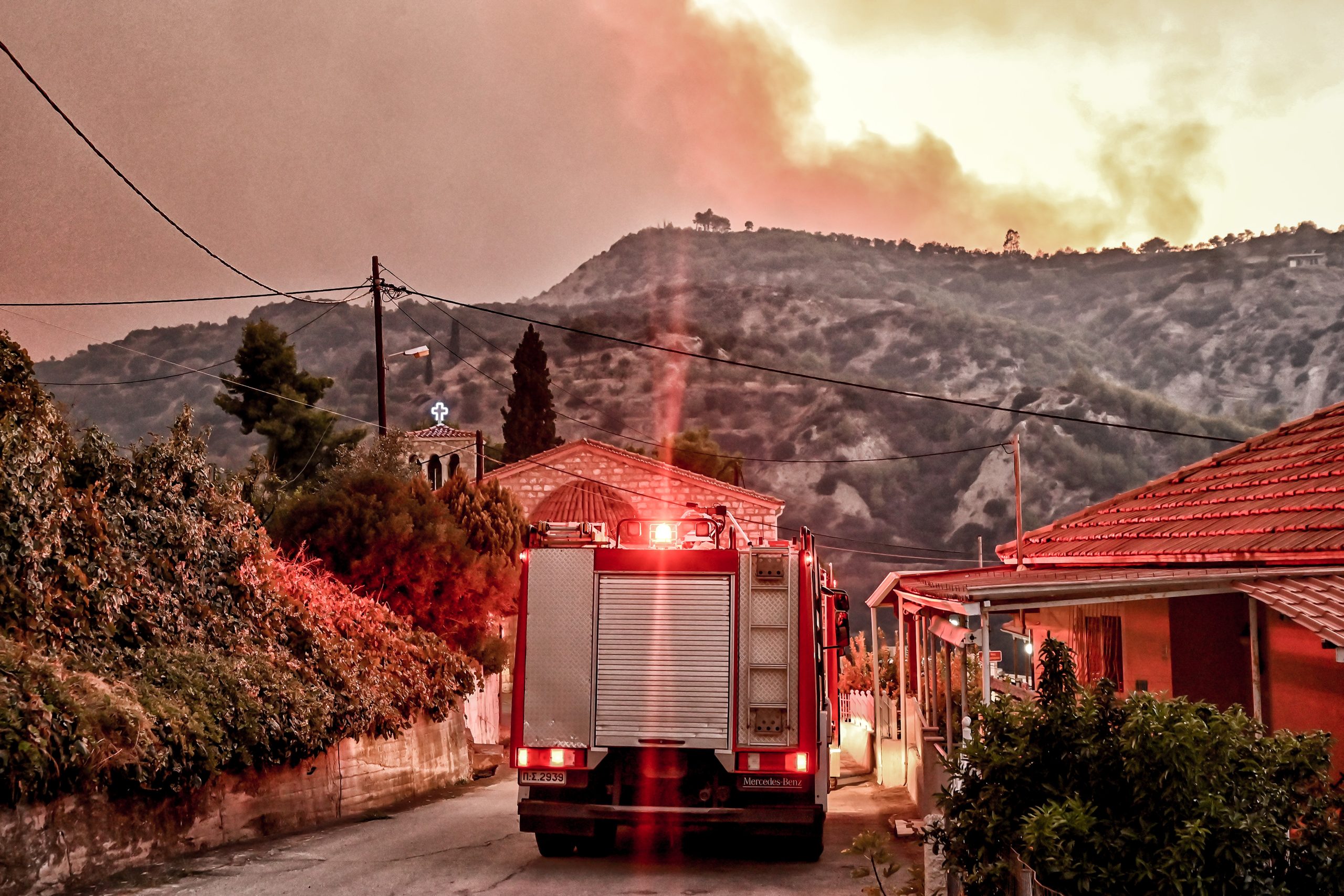 Αγωνιώδης μάχη κατά της φωτιάς στο Ξυλόκαστρο και την Αχαΐα