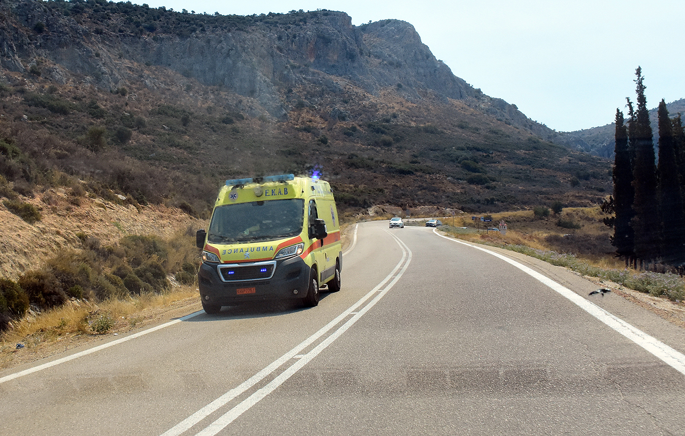 Τροχαίο ατύχημα στην παλιά εθνική οδό Ιωαννίνων Θεσσαλονίκης με εγκλωβισμένα άτομα