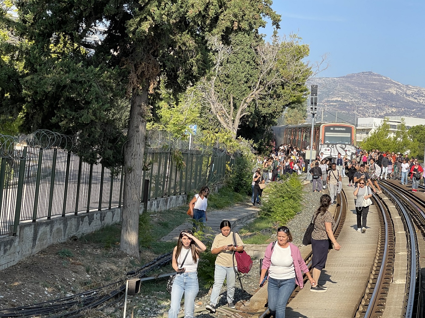 Φωτιά σε τρένο προκαλεί πανικό μεταξύ Ειρήνης και Νερατζιώτισσας