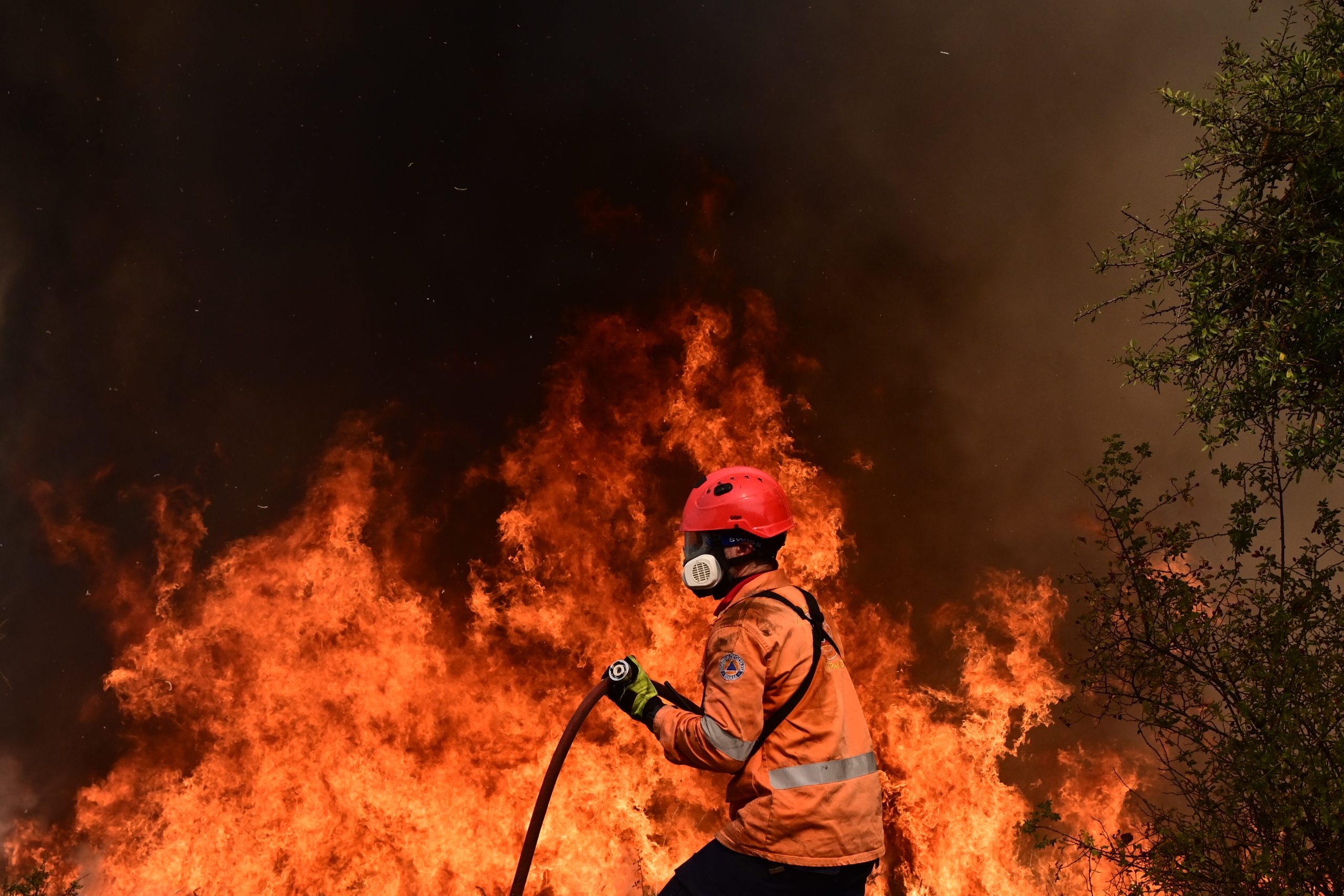 Σφοδρές Πυρκαγιές στο Ξυλόκαστρο με Δραματικές Επιπτώσεις στην Πολιτική Προστασία