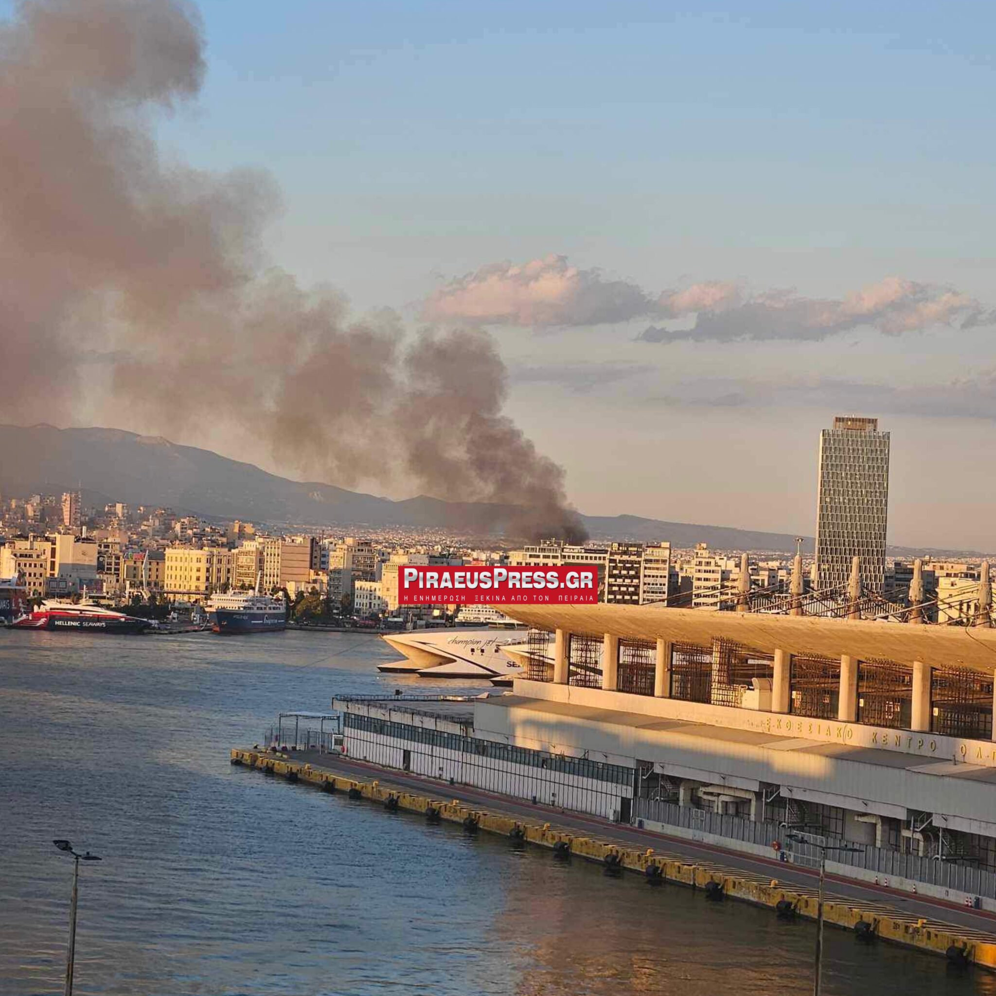 Φωτιά σε αποθήκη στον Πειραιά προκαλεί κινητοποίηση της Πυροσβεστικής