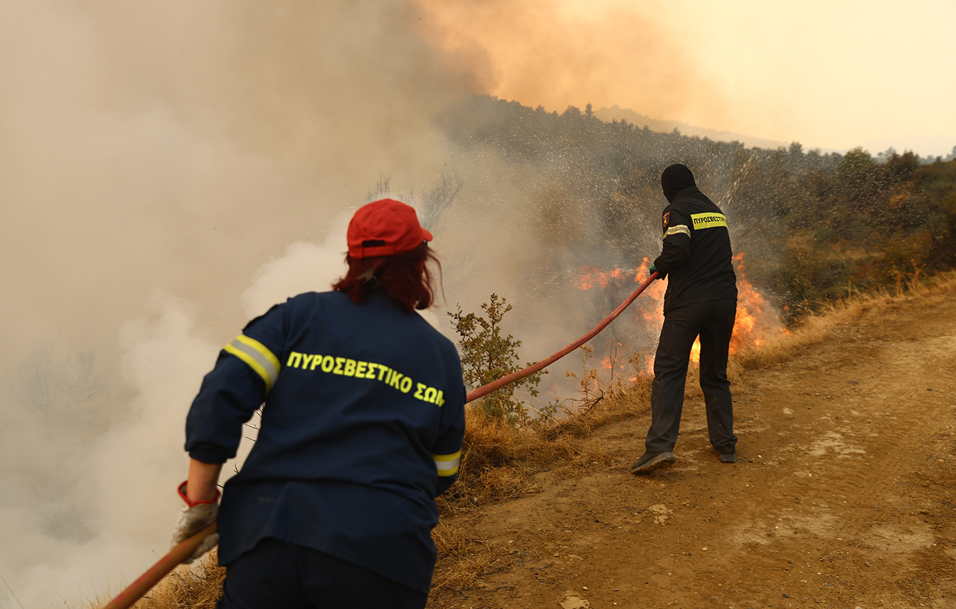 Μάχη χωρίς τέλος στην Κορινθία καθώς συνεχίζεται η κατάσβεση της καταστροφικής φωτιάς