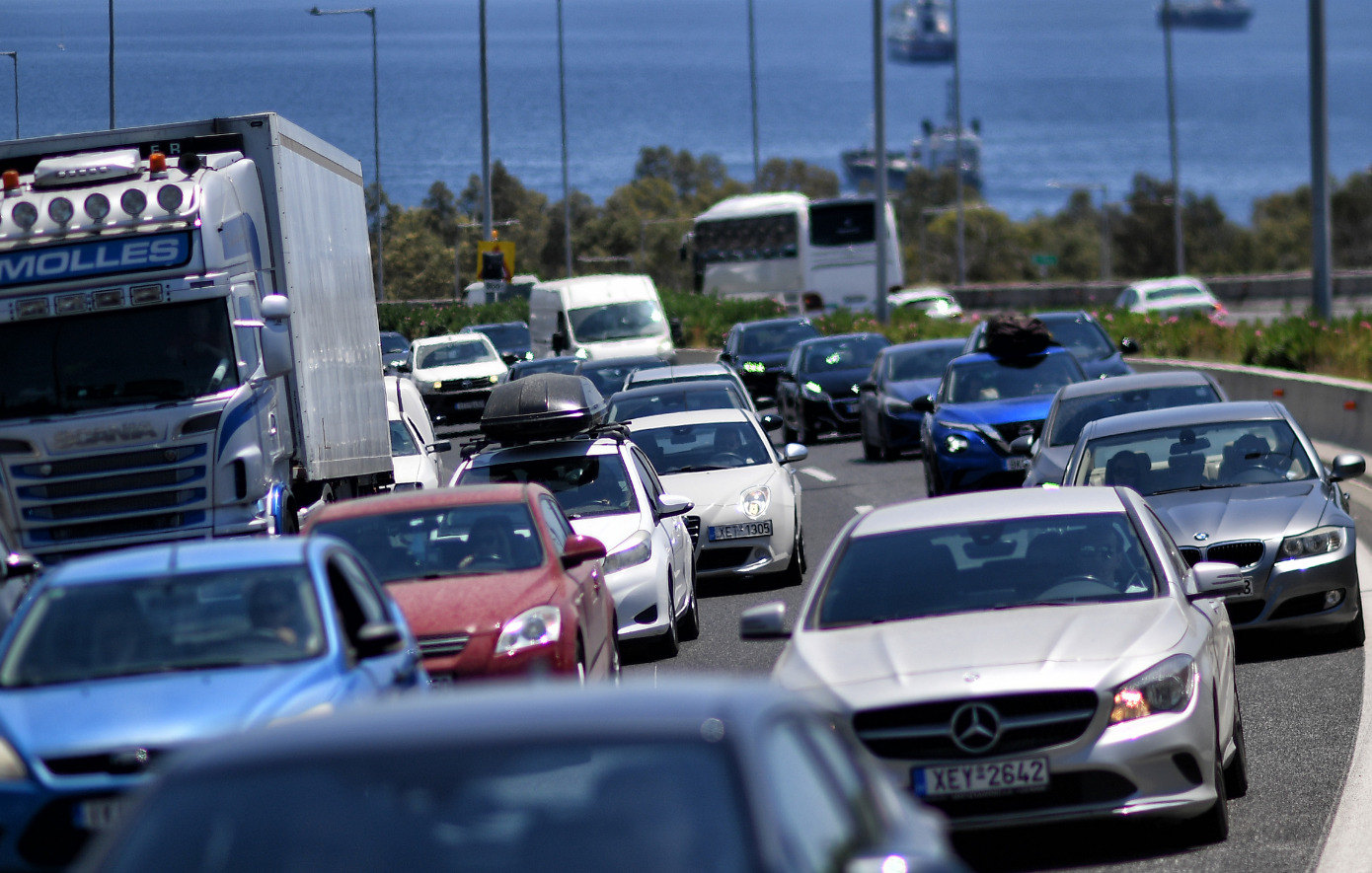 Εκκενώνονται τα αστικά κέντρα και αυστηρότερα μέτρα κυκλοφορίας για την 28η Οκτωβρίου