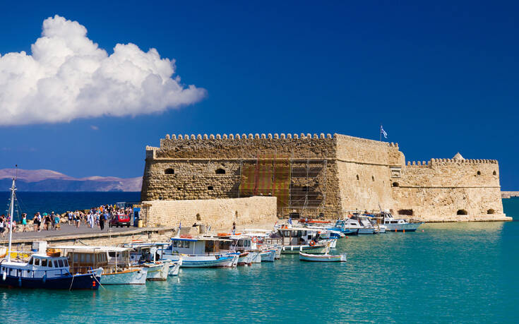 Τραυματισμένος νεαρός άνδρας μεταφέρθηκε στο νοσοκομείο έπειτα από πτώση από τα τείχη του Ηρακλείου