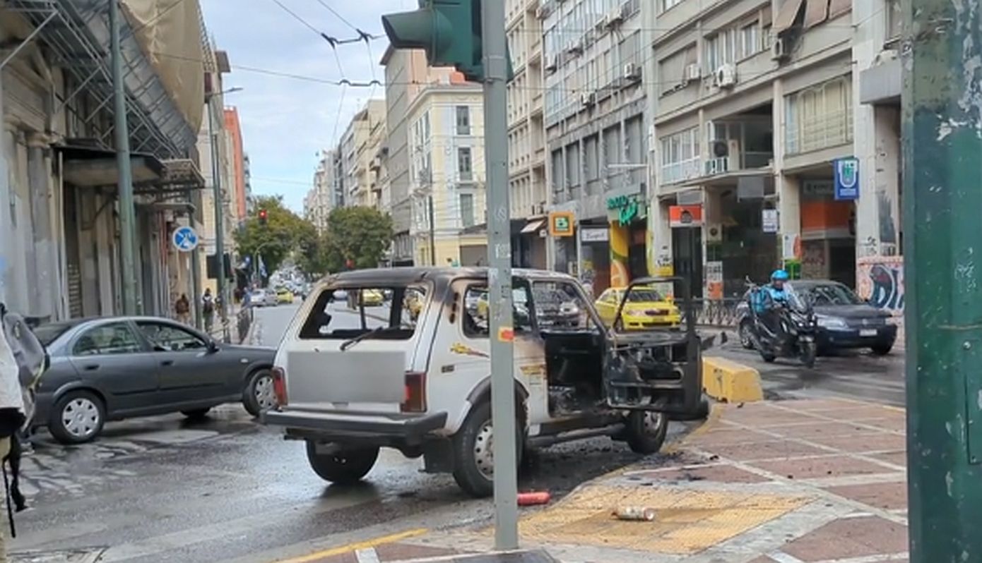 Φωτιά σε τζιπ προκαλεί αναστάτωση στο κέντρο της Αθήνας